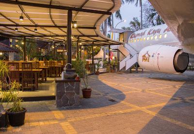 Art7wing : Taman Santap Rumah Kayu Ancol - Makan Di Pesawat